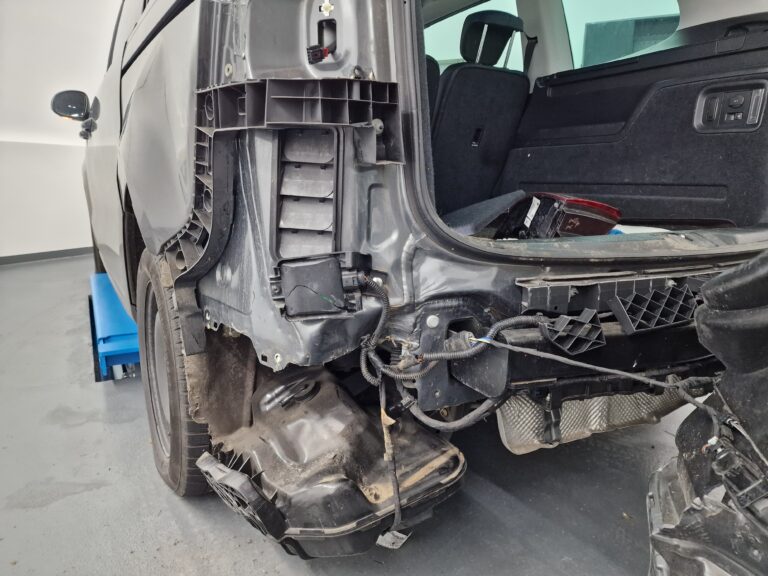 Demontierter Heckbereich eines Unfallfahrzeugs – Karosserieanalyse Iserlohn