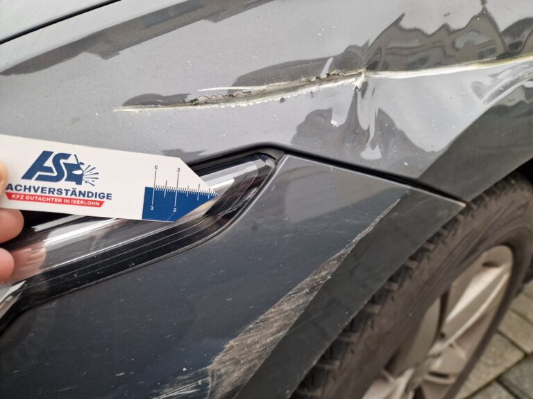 KFZ-Gutachter misst Lackschaden mit Schablone – AS Sachverständige Iserlohn
