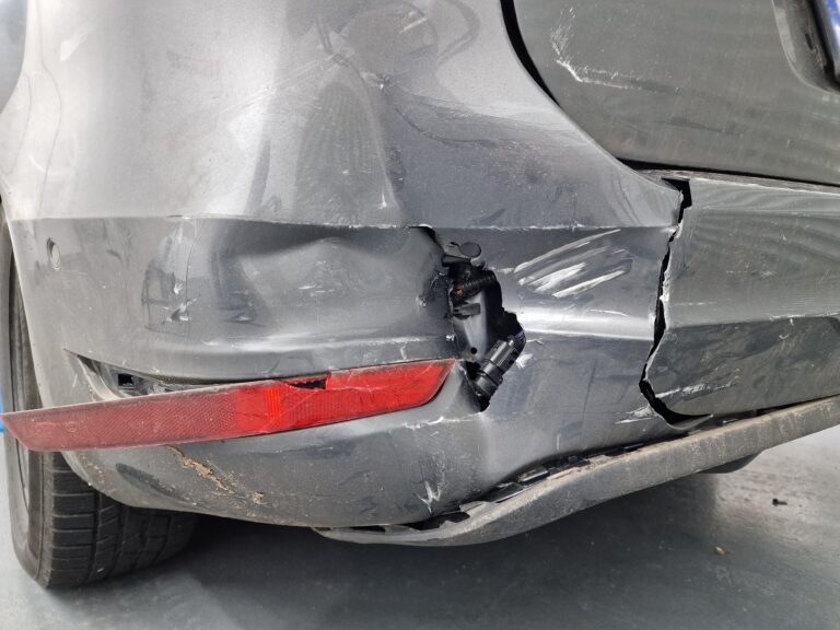 Aufgerissene Stoßstange nach Heckaufprall – Gutachter erstellt Schadendokumentation