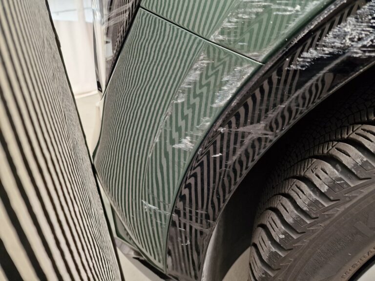 Nahaufnahme eines Lackschadens – Beweissicherung durch Sachverständige