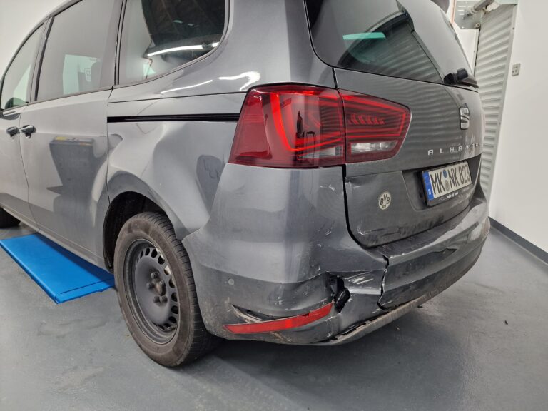 Unfallbeschädigter Seat Alhambra – Rück- und Seitenschaden nach Kollision