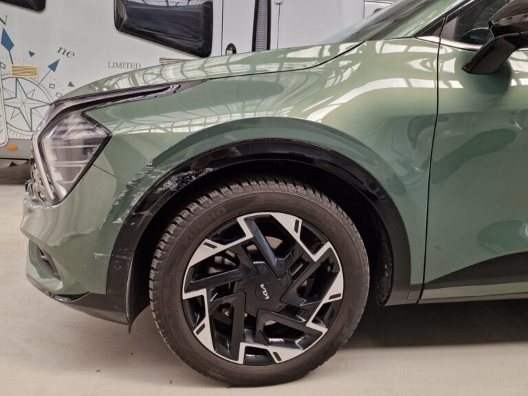 Zebra-Tafel zur Analyse von Oberflächenverformungen am Fahrzeug