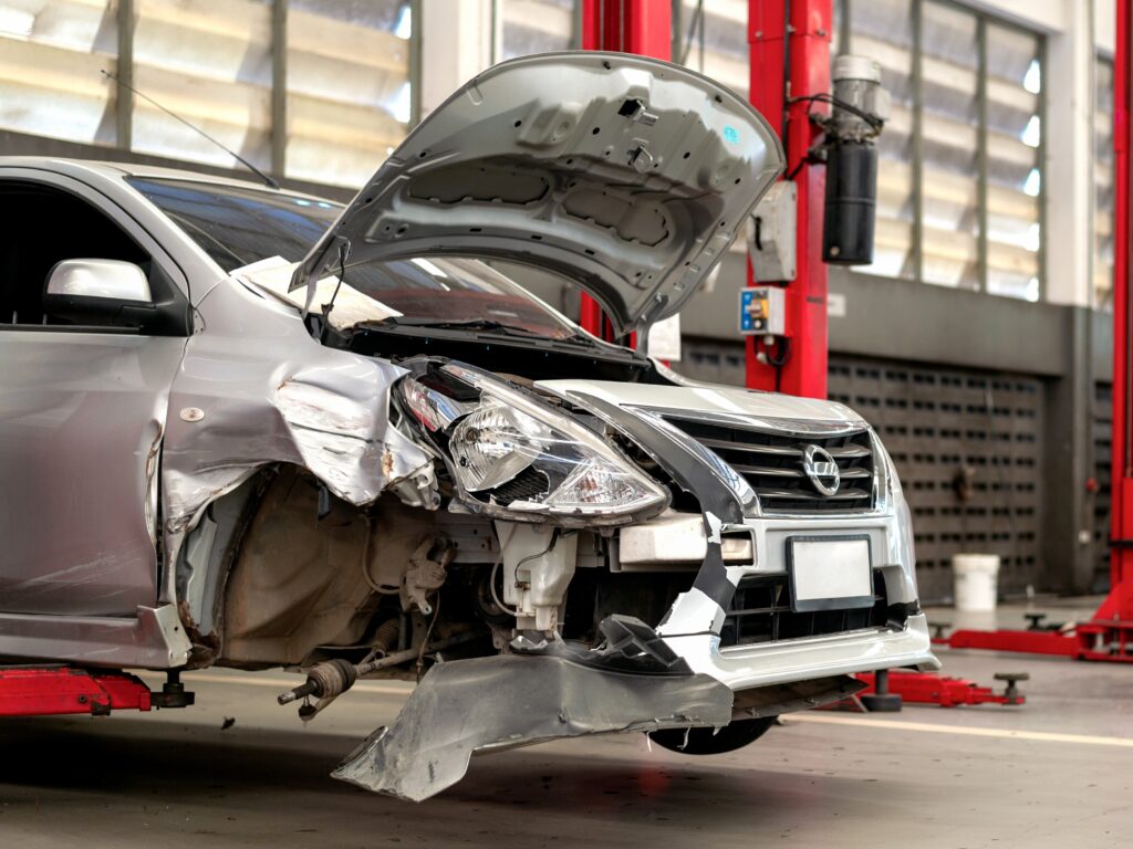 Unfallfahrzeug mit Frontschaden in Werkstatt – Gutachten in Iserlohn