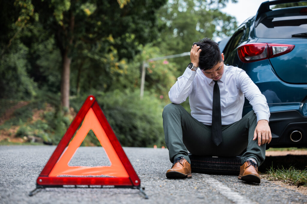 Geschäftsmann befürchtete, dass das Auto kaputt ist.