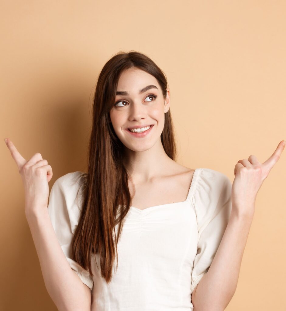 Junge Frau versucht eine Entscheidung zu treffen