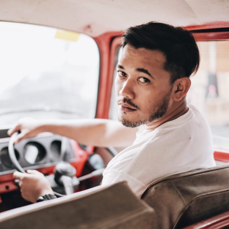 ein Mann blickt vor der Fahrt zurück