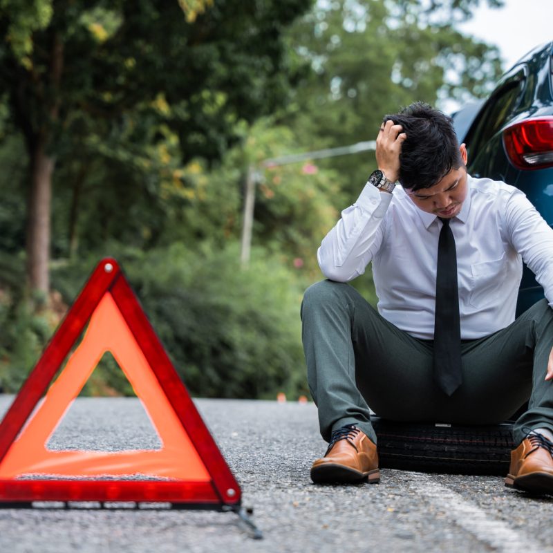 Geschäftsmann befürchtete, dass das Auto kaputt ist.